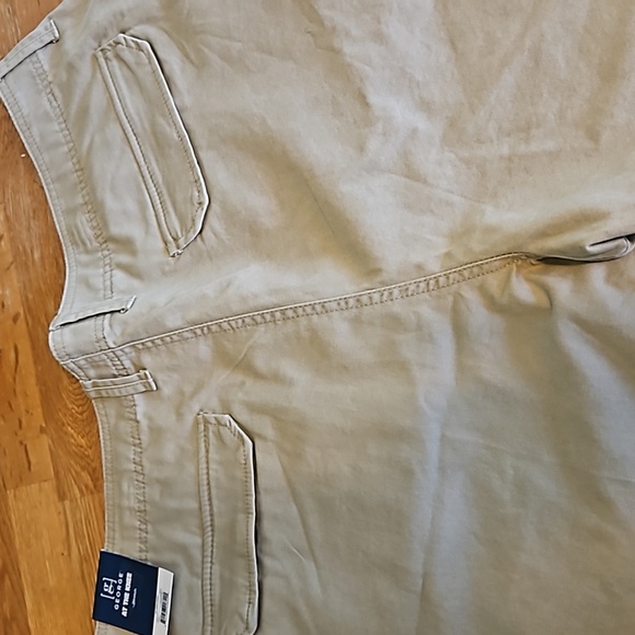 Mens tan cargo shorts. Size 42 - Picture 6 of 8
